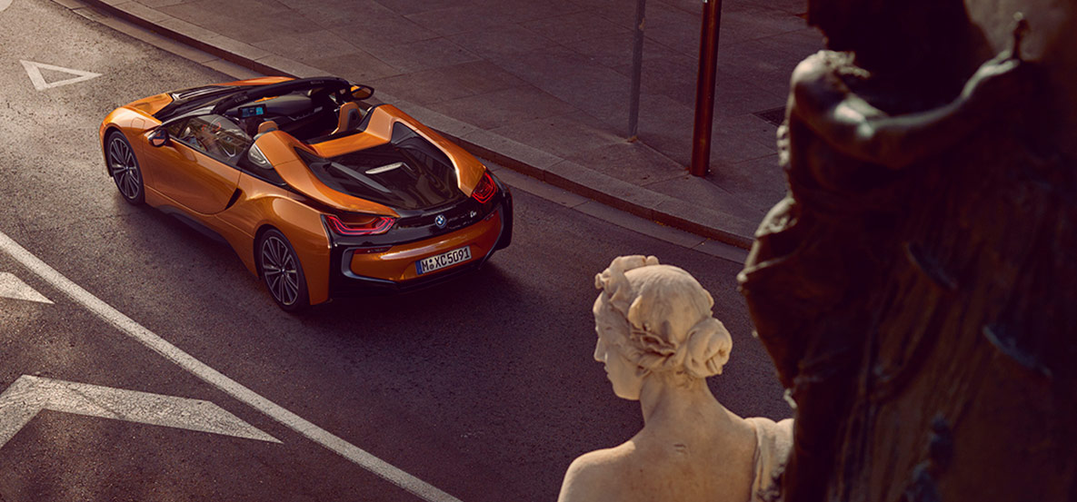 BMW i8 Roadster. Coche descapotable híbrido enchufable. BMW i8 Roadster. Coche descapotable híbrido enchufable.